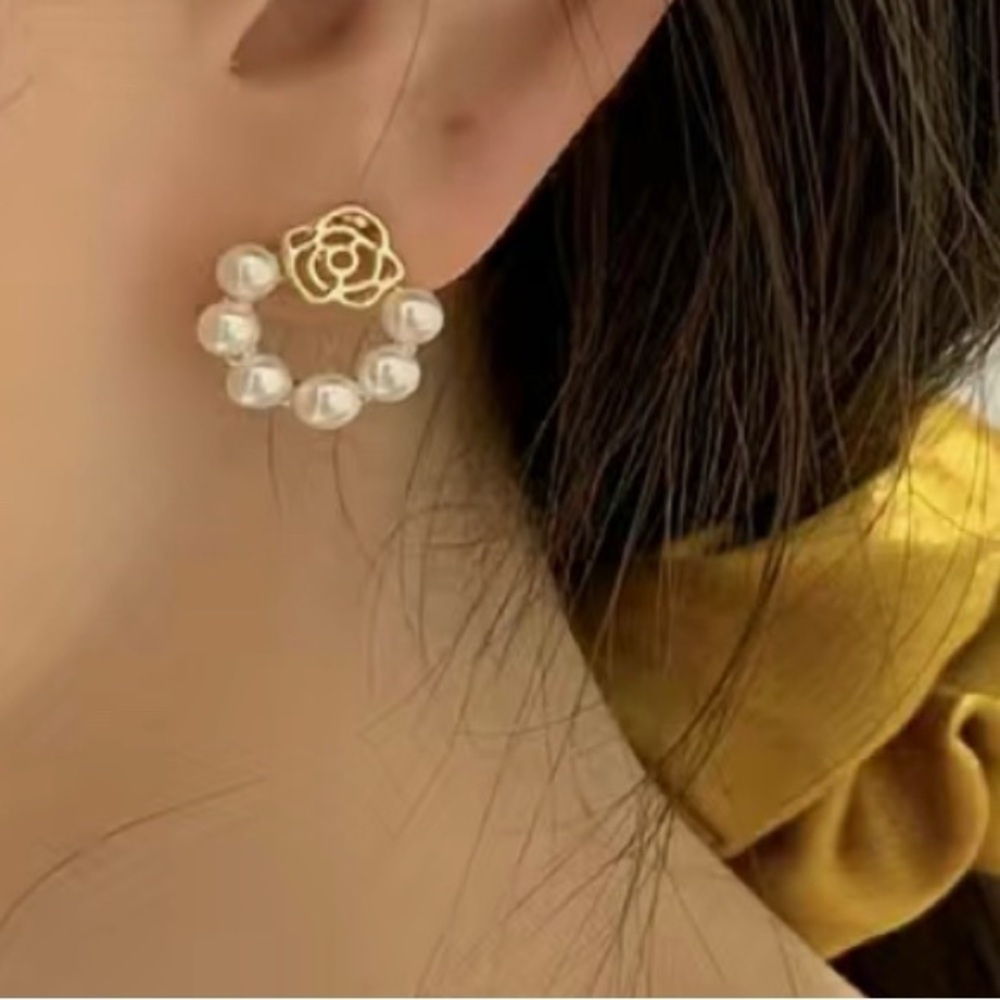 🆕❗️ Elegant Golden Flower and Faux Pearl Stud Earrings for Weddings…